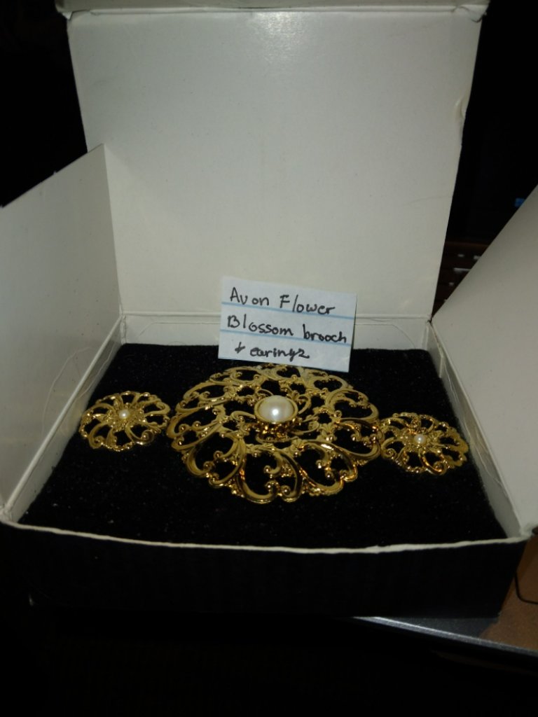 Vintage 1992 Avon "Flower Blossom" Gift Set - Gold-Tone Filigree Brooch &